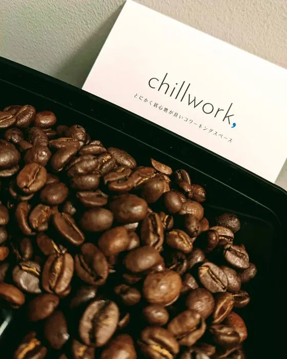 コーヒー豆と、chillworkのロゴのカード
