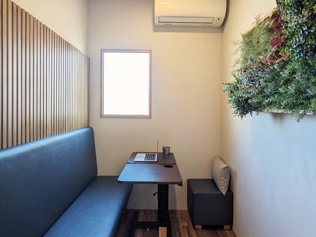 P-02の中。奥行きのある部屋とソファ、植物のパネル