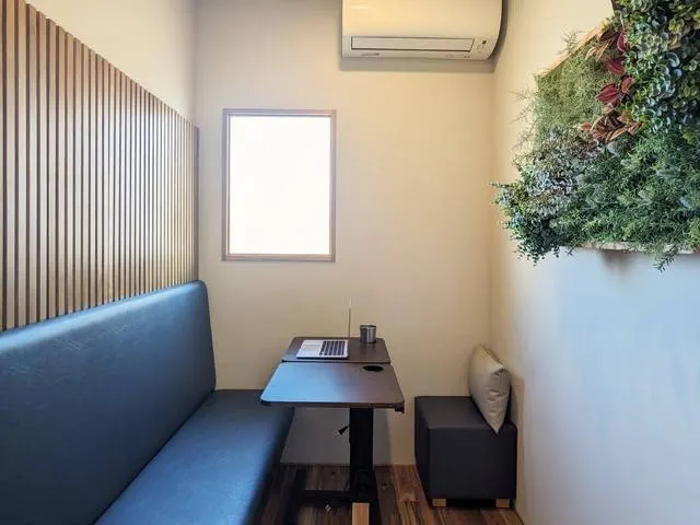 P-02の中。奥行きのある部屋とソファ、植物のパネル
