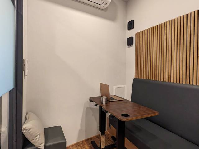 P-03の中。窓のある部屋とソファ、机